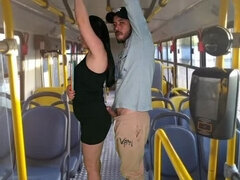 Grosser schwanz, Braunhaarige, Bus, Hd, Latina, Öffentlich, Student, Jungendliche (18+)