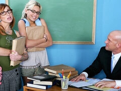 18 jaar, Grote kont, Grote lul, Pijpbeurt, Kantoor, Pijn, Mager, Tiener