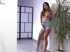 Brunette brune, Orgasme, Pisser, Russe, Tatouage, Adolescente