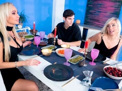 Blonde, Embrassement, Cuisine, Léchez, Seins naturels, Chatte, Rasée, Chaussures