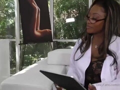 Arsch, Schwarz, Spermaladung, Schwarz, Gesichtssitzen, Handjob, Massage, Milf