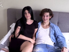 Grosser arsch, Grosse titten, Blasen, Braunhaarige, Hundestellung, Handjob, Küssen, Milf