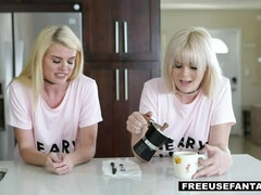Rubia, Mamada, Corridas faciales, Ffm, Atragantadas, Sexo duro, Cocina, Montar