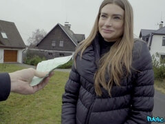 Enthousiasteling, Blond, Pijpbeurt, Spijkerbroeken, Natuurlijke tieten, Buiten, Openbaar, Tieten likken