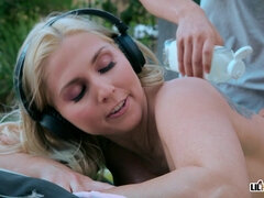 Cul, Gros seins, Blonde, Mère que j'aimerais baiser, Huilée, De plein air, Cheveux courts, Mouillée