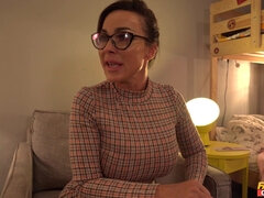 Gros seins, Sucer une bite, Brunette brune, Tir de sperme, Lunettes, Chatte, Fessée, Plan cul à trois