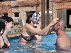 Bikini, Britisch, Domination, Weibliche domination, Deutsch, Maske, Party, Pool