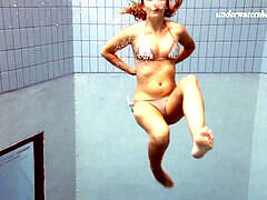 Poolside, light-haired, na zewn?trz