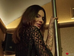 Club, Tacones, Cuero, Lesbiana, Tetas naturales, Medias largas, Desnudarse, Tatuaje