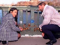 Gros cul, Sucer une bite, Brunette brune, Double pénétration, Mère que j'aimerais baiser, Homme homme femme, Tatouage, Plan cul à trois