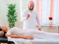 Gros seins, Sucer une bite, Brunette brune, En levrette, Massage, Masturbation, Mère que j'aimerais baiser, Nénés