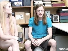 Man die toekijkt, Hondjeshouding, Masturbatie, Kut duiken, Geschoren, Mager, Tieten likken, Uniformpje