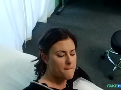 Lécher le cul, Plantureuse, Médecin, Doigter, Bureau, Douleur, Uniforme, Voyeur