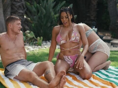 Gros cul, Gros seins, Bikini, Brunette brune, Lesbienne, Léchez, De plein air, Chatte