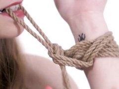 Leie, Grosser arsch, Fesselspiele, Fingern, Masturbation, Entkleiden, Titten, Nass