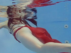 Brunette brune, De plein air, Piscine, Russe, Softcore, Maillot de bain, Nénés, Sous marin