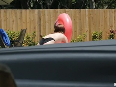 Mamada, Pareja, Al aire libre, Piscina, Coño, Tatuaje, Voyeur, Mojado