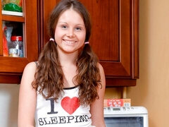 Enthousiasteling, Vingeren, Natuurlijke tieten, Mager, Alleen, Strippen, Tiener, Tieten likken