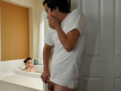 Cuarto de baño, Tetas grandes, Mamada, Morena, Atrapados, Penetracion con dedos, Pajear, Madres para coger