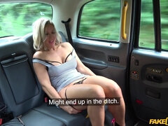 Blonde, Voiture, Pénétrer avec le poing, Hard, Mère que j'aimerais baiser, Chatte, Rasée, Fumer