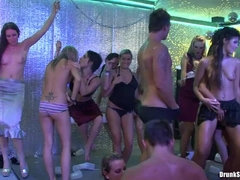 Naakte man aangeklede vrouw, Dansen, Lul, Hondjeshouding, Brillen, Groep, Orgie, Kousen