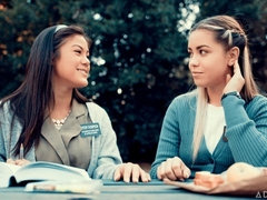 Braunhaarige, Küssen, Lesbisch, Masturbation, Natürlichen titten, Entkleiden, Jungendliche (18+), Titten