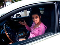 En levrette, Branlette thaïlandaise, Domestique, Pov, Rasée, Jarretelles, Adolescente, Uniforme