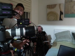 Derrière les coulisses, Grossier, Seins naturels, Petite femme