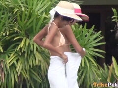 Asiatique, Sucer une bite, Éjaculer dans la bouche, Faciale, Philippine, Piscine, Plan cul à trois, Nénés