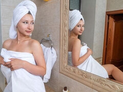 Ванна, Большая жопа, Брюнетки, Грудастые, Мастурбация, Киски, Соло, Стриптизерша