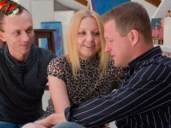 Gros cul, Blonde, Sucer une bite, Cocu, Seins naturels, Chatte, Rasée, Adolescente