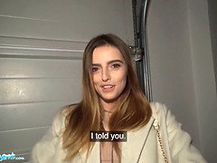 Sucer une bite, Brunette brune, Gorge profonde, En levrette, Hd, Public, Maigrichonne, Nénés