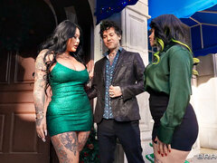 Culo grande, Vestido, Pajear, Al aire libre, Perforación, Falda, Tatuaje, Trio