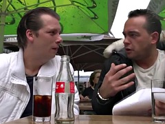 Gros seins, Sucer une bite, Brunette brune, Plantureuse, Tir de sperme, Néerlandais, Européenne, Réalité