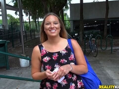 Rubia, Coche, Muñeca, Penetracion con dedos, Desnudo, Pov, Afeitado, Tatuaje