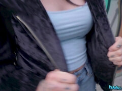 Sucer une bite, Brunette brune, Tir de sperme, Jeans, De plein air, Public, Sperme, Nénés