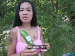 Азиатки, На публике