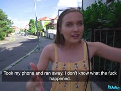 Brunette brune, Plantureuse, Queue, Argent, De plein air, Public, Rasée, Nénés