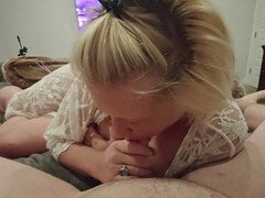 Blonde, Sucer une bite, Éjaculer dans la bouche, Queue, Première fois, Mature, Petite femme, Suçant