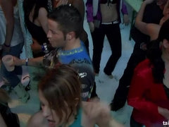 Naakte man aangeklede vrouw, Dansen, Hondjeshouding, Groep, Handbeurt, Zoenen, Kut duiken, Nat