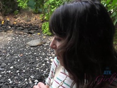 Amateur, Brunette brune, Doigter, Petite amie, Orgasme, De plein air, Public, Nénés