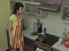 Instead of washing dishes she rubs her wet cunt and squirts