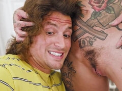 Grote lul, Pijpbeurt, Bruinharig, Hd, Moeder die ik wil neuken, Kut duiken, Tatoeage, Tieten likken