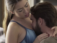 Cul, Brunette brune, Couple, Tir de sperme, Embrassement, Rasée, Serré, Mouillée