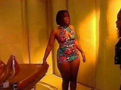 Africano, Negro, Morena, Rostro sentado, Juegos, Cárcel, Lesbiana, Medias largas