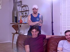 Amateur, Sucer une bite, Collège université, Queue, Lunettes, Chatte, Tatouage, Adolescente