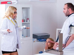 Grosser schwanz, Blondine, Blasen, Hundestellung, Frau frau mann, Krankenschwester, Jungendliche (18+), Titten