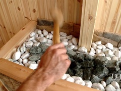 Sperma im mund, Handjob, Lecken, Nackt, Muschi, Sauna, Rasiert, Tätowierung