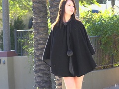 Attrapée, En gros plan de très près, Dansant, Extrême, Fétiche des pieds, Orgasme, Public, Sous la jupe