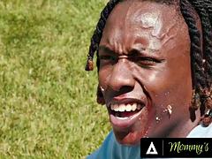 Gros seins, Sucer une bite, Concours, Tir de sperme, Noir ébène, Partouze, Mère que j'aimerais baiser, Maman